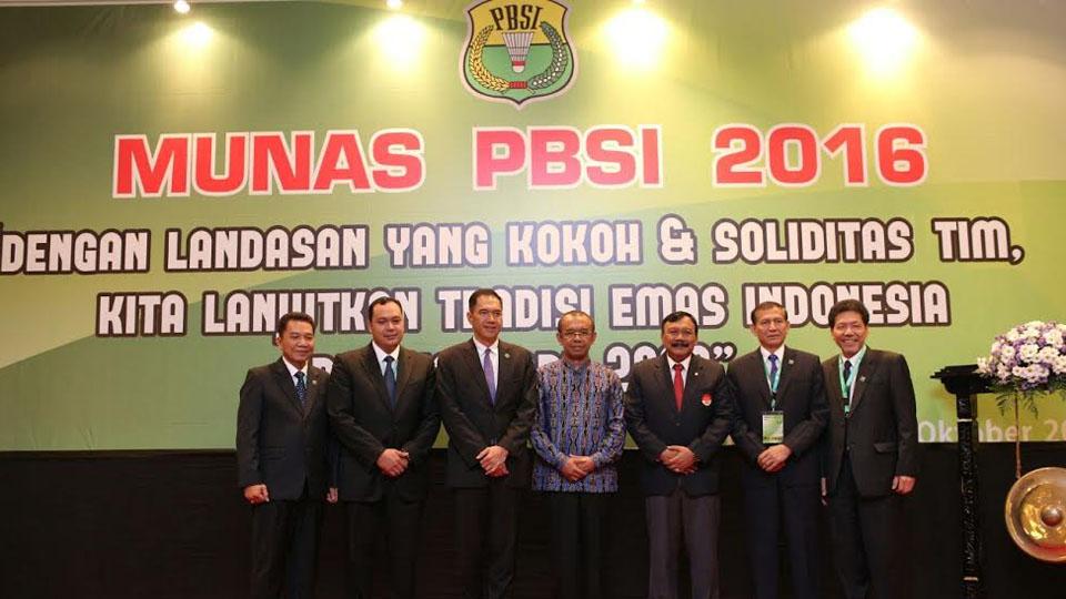 Musyawarah Nasional (Munas) PBSI 2016 resmi dibuka, ditandai dengan pemukulan gong oleh Gatot S Dewabroto, Deputi IV Bidang Peningkatan Prestasi Olahraga Kemenpora RI. - INDOSPORT